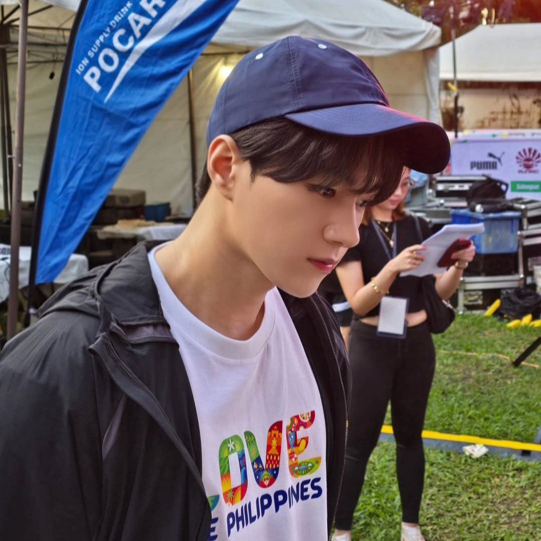 A moment captured by a fan of Kim Myungsoo (L)