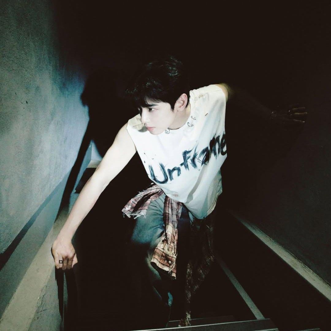 Behind-the-scenes cut of Cha Eunwoo