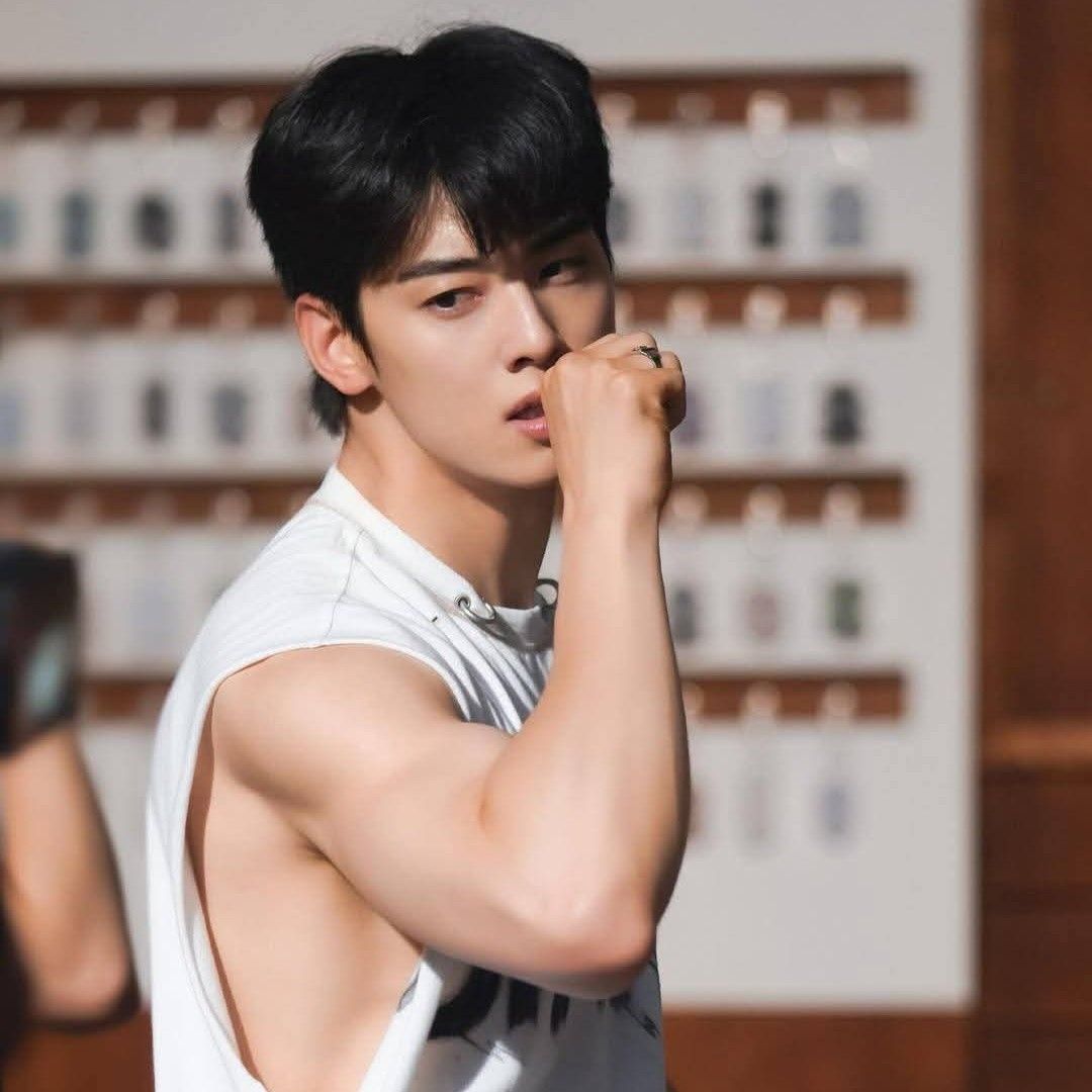 Behind-the-scenes cut of Cha Eunwoo