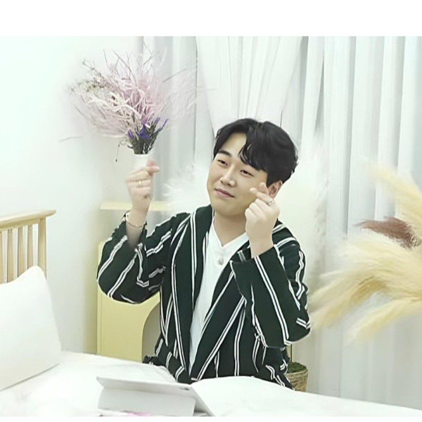 Behind-the-scenes cut of Hwang Youngwoong