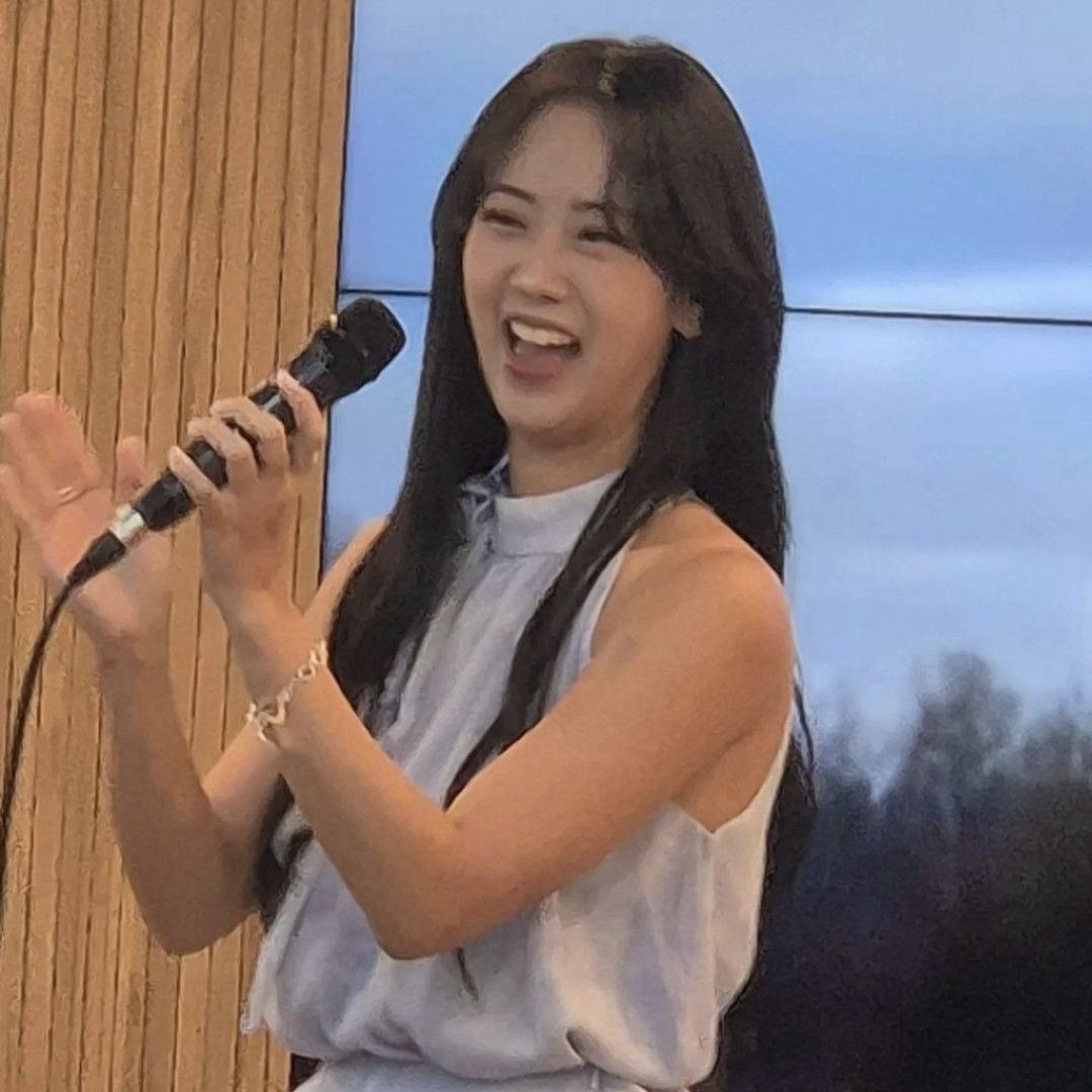 Behind-the-scenes cut of Kang Hyeyeon