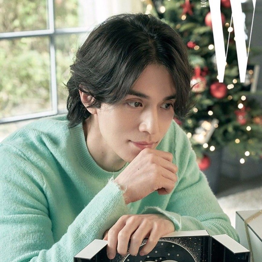 A moment captured by a fan of Lee Dongwook