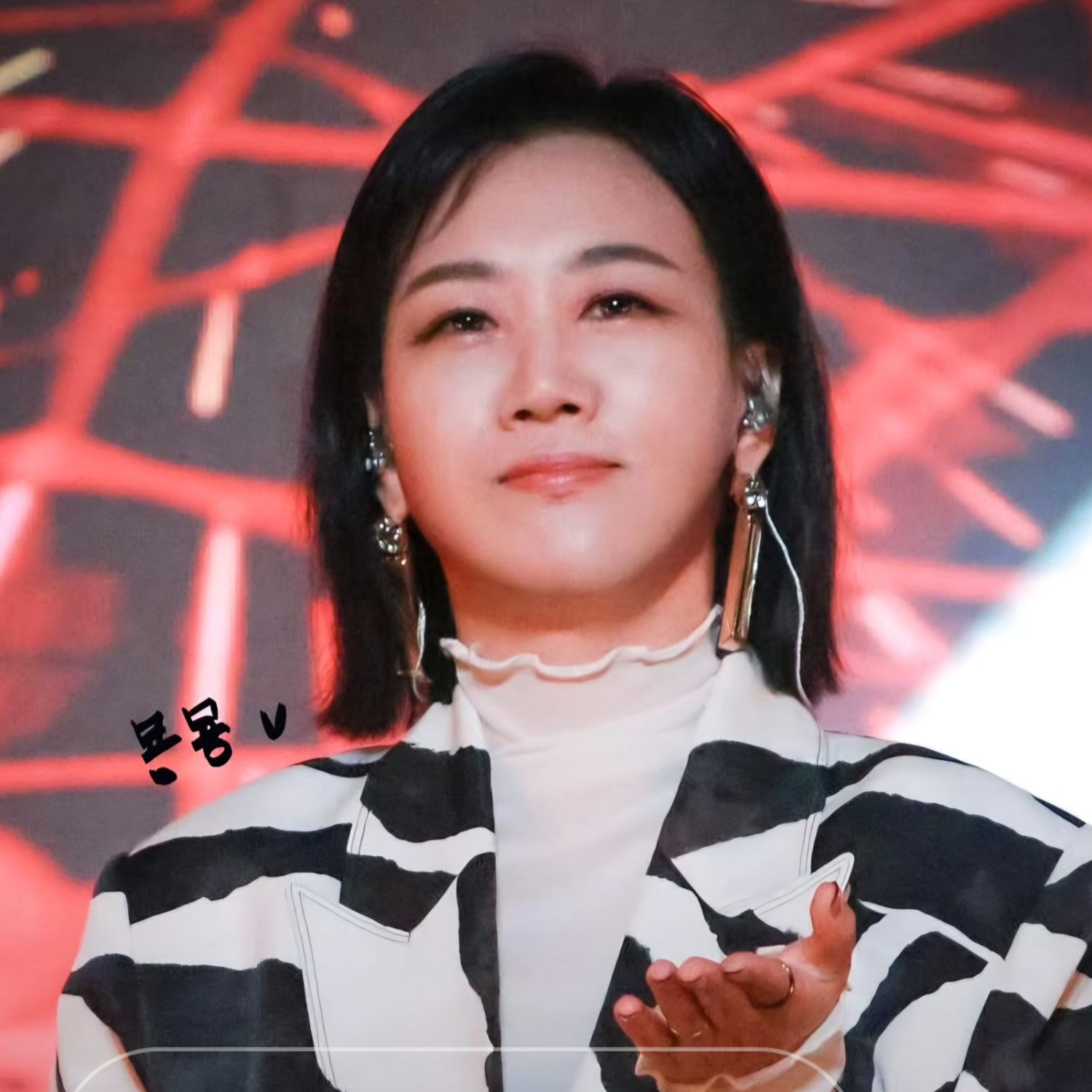 A moment captured by a fan of Jang Yoonjeong