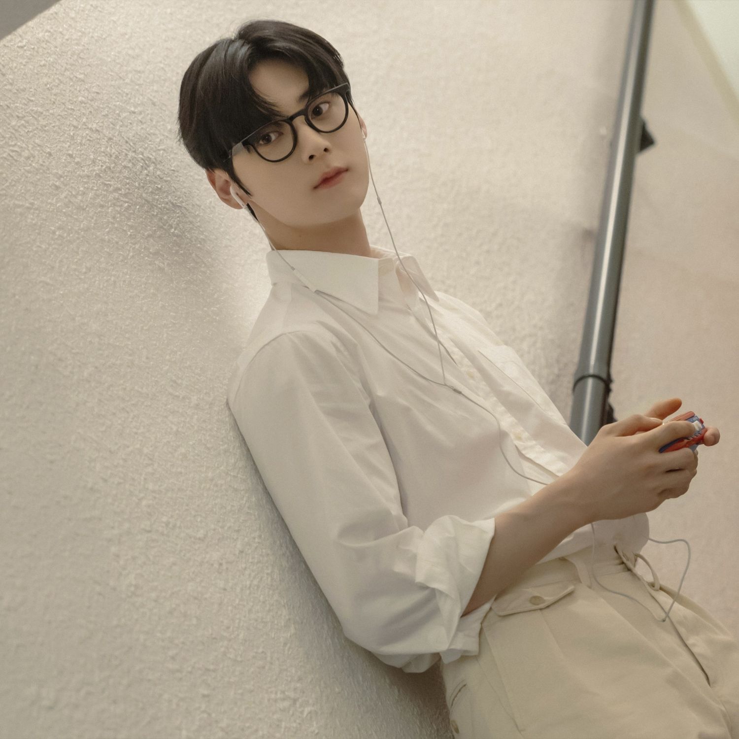 Behind-the-scenes cut of Hwang Minhyun