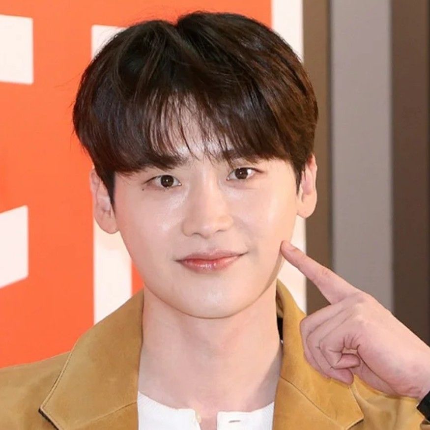 A moment captured by a fan of Lee Jongsuk