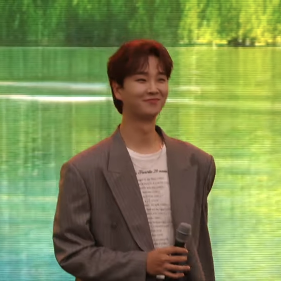 A moment captured by a fan of Song Minjun