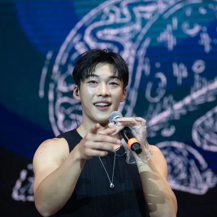 A moment captured by a fan of Woo Dohwan