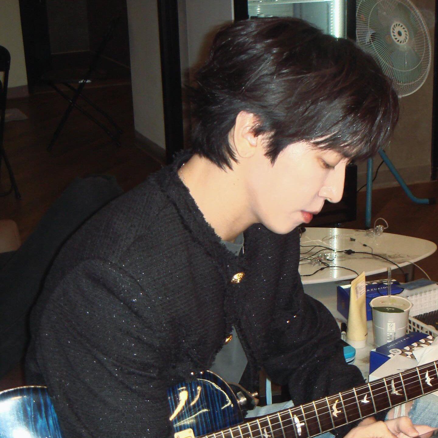 A moment captured by a fan of Jung Yonghwa