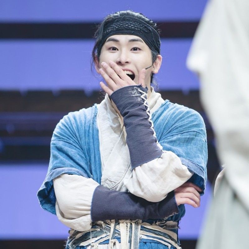 Behind-the-scenes cut of Hoya