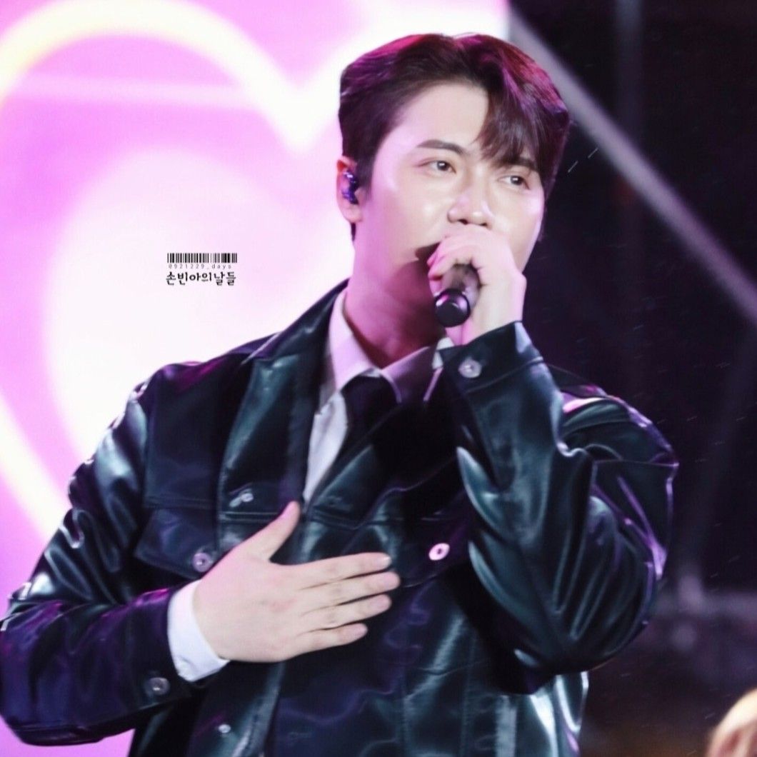 A moment captured by a fan of Son Binah