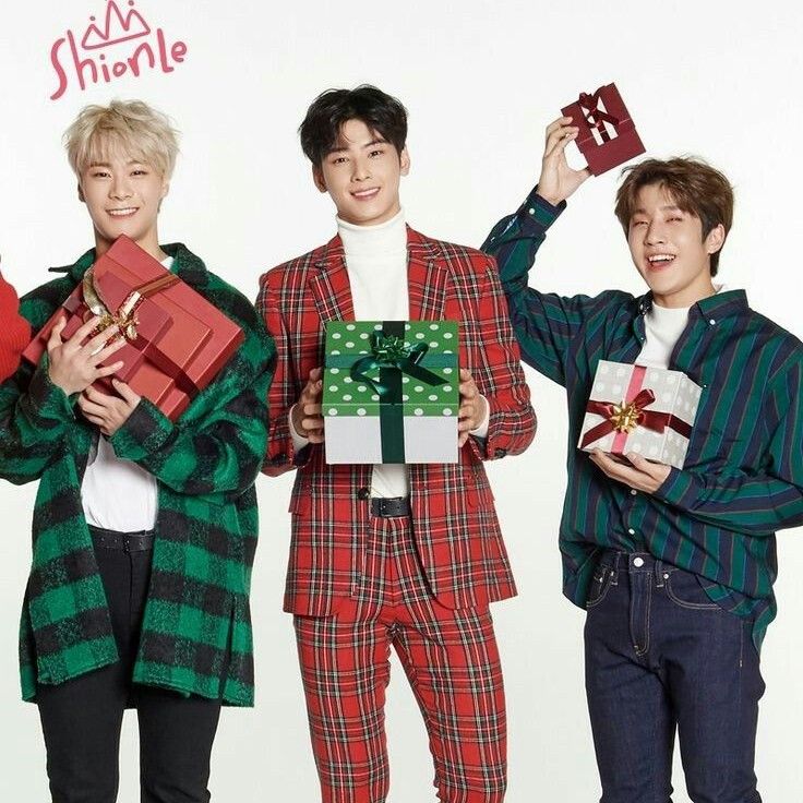 A moment captured by a fan of Cha Eunwoo