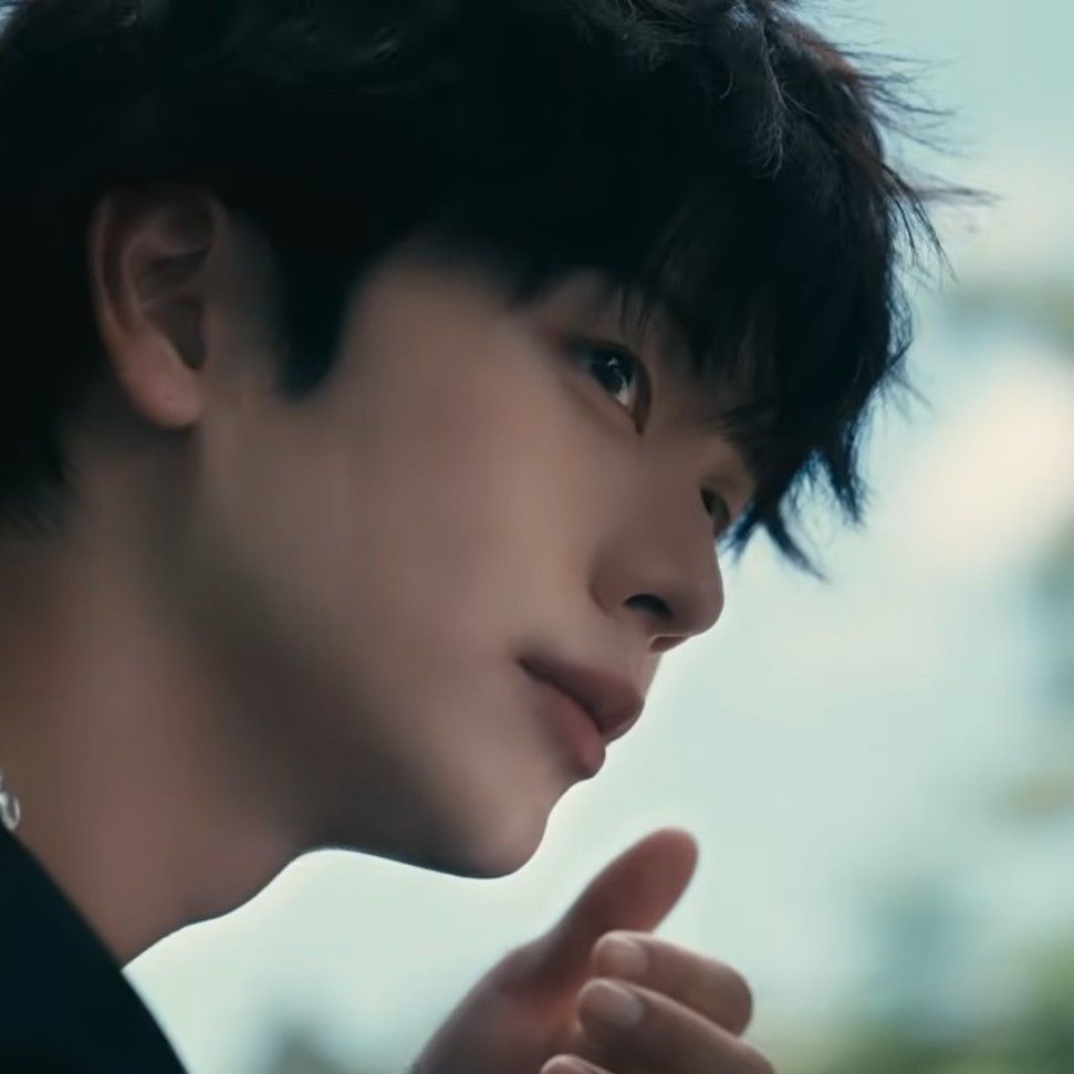 A moment captured by a fan of Yook Sungjae