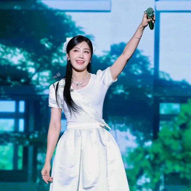 Behind-the-scenes cut of Jung Eunji
