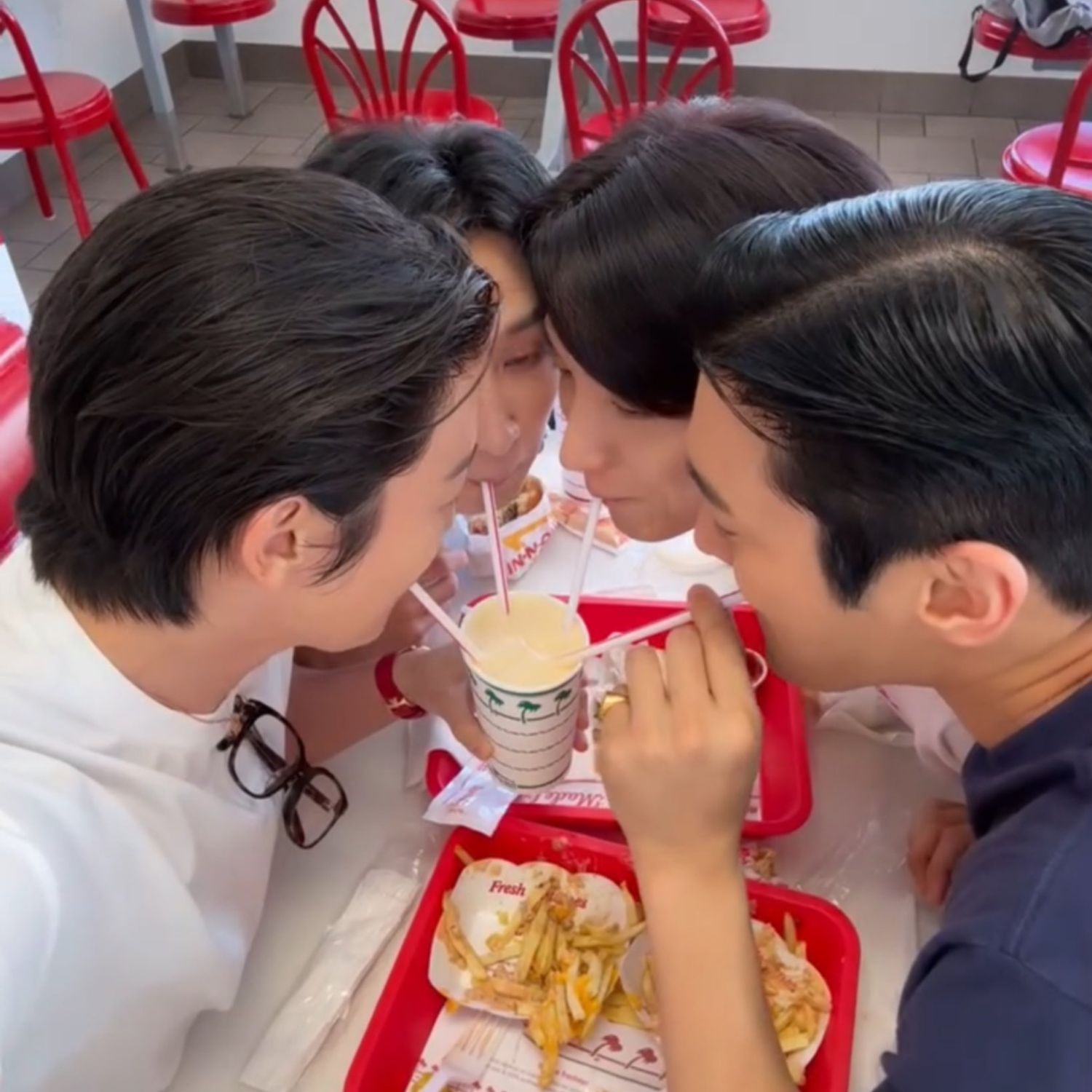 A moment captured by a fan of Choi Siwon