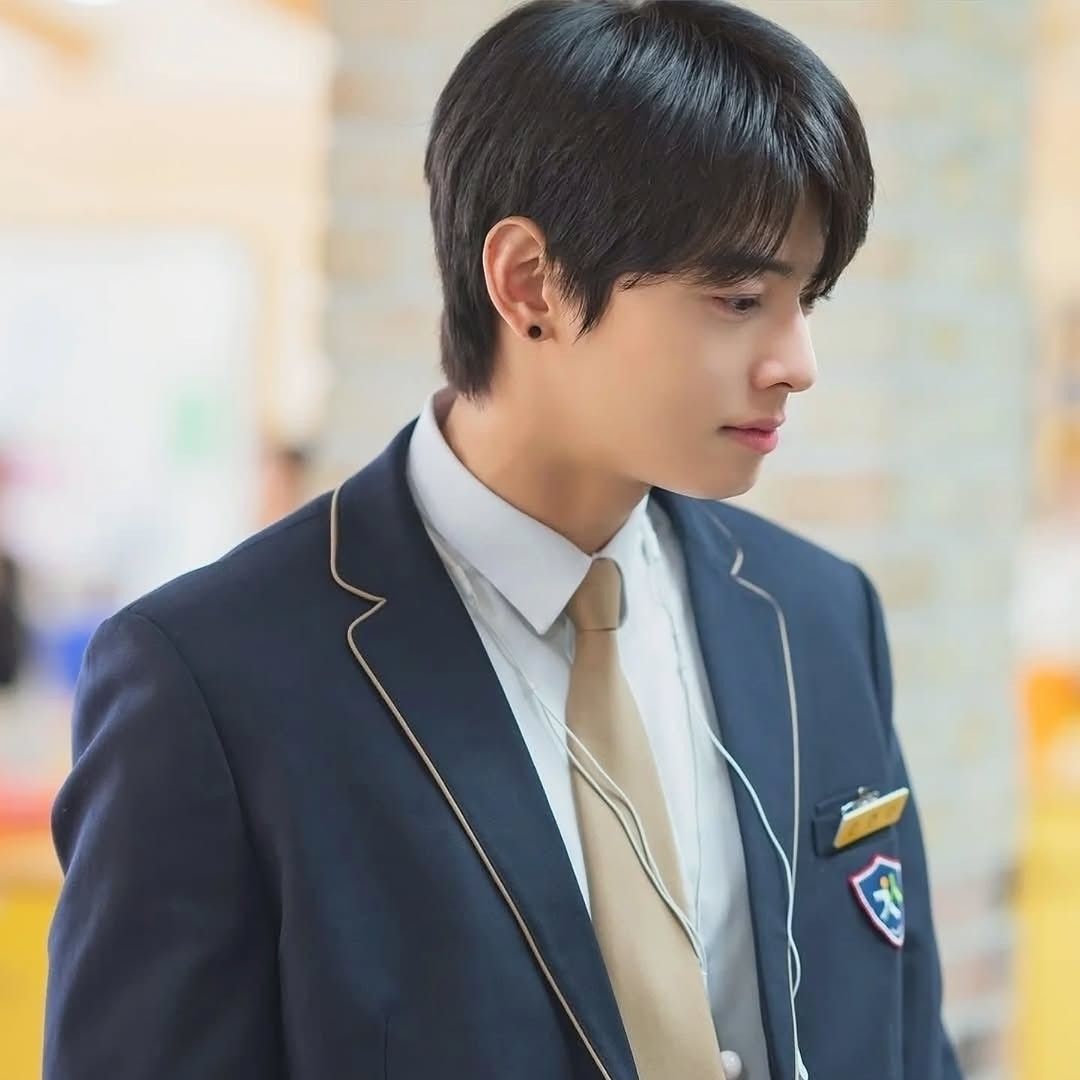 Behind-the-scenes cut of Cha Eunwoo