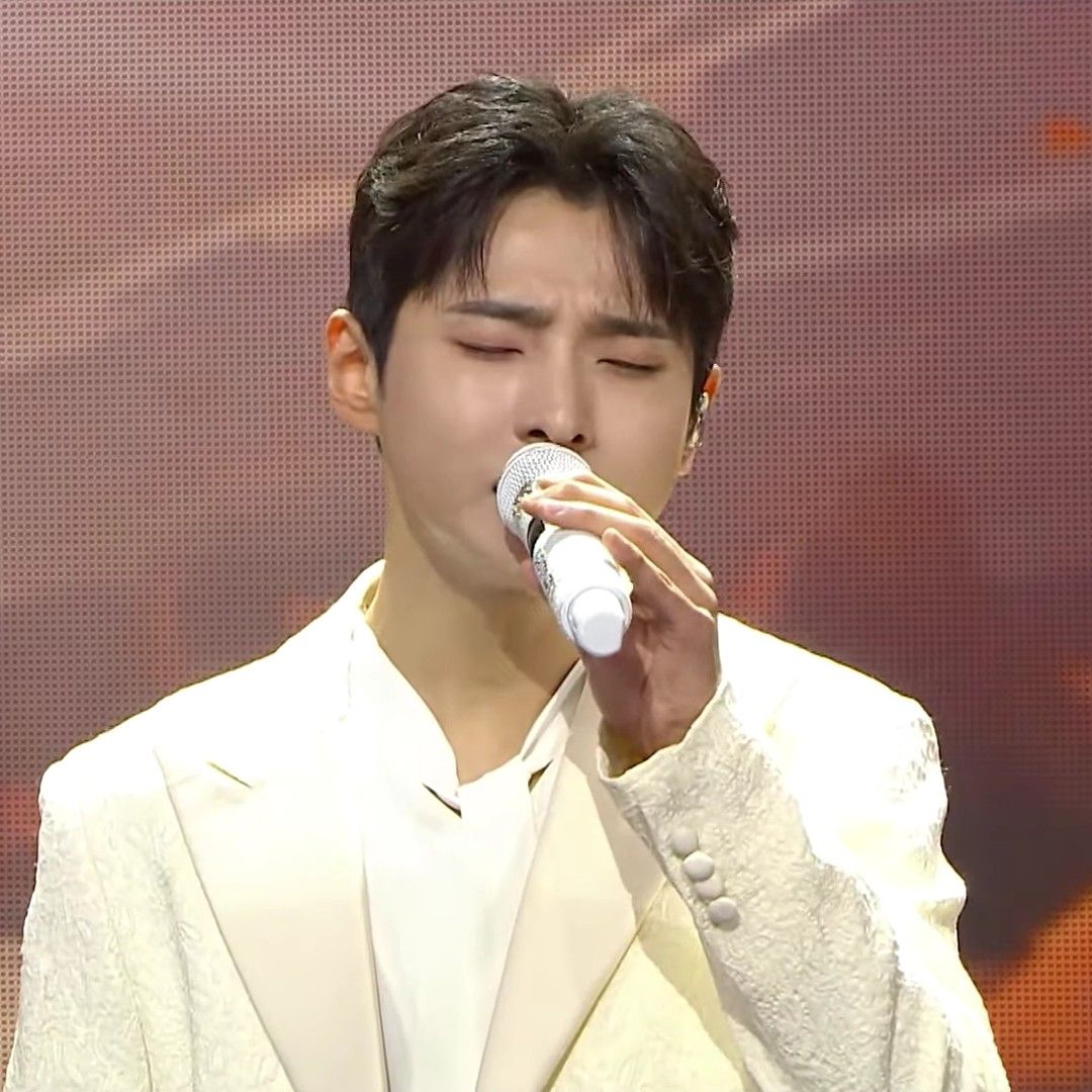 A moment captured by a fan of Seong Ri