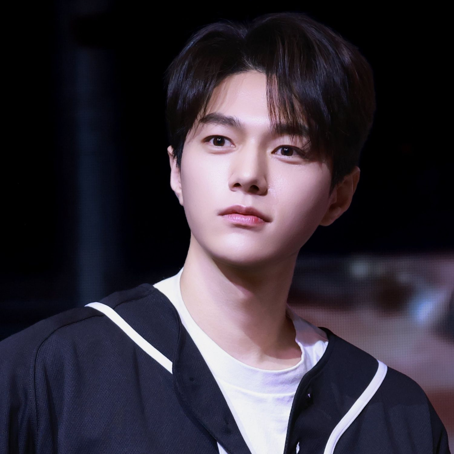 A moment captured by a fan of Kim Myungsoo (L)