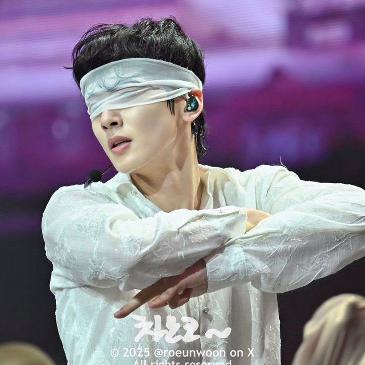 A moment captured by a fan of Cha Eunwoo