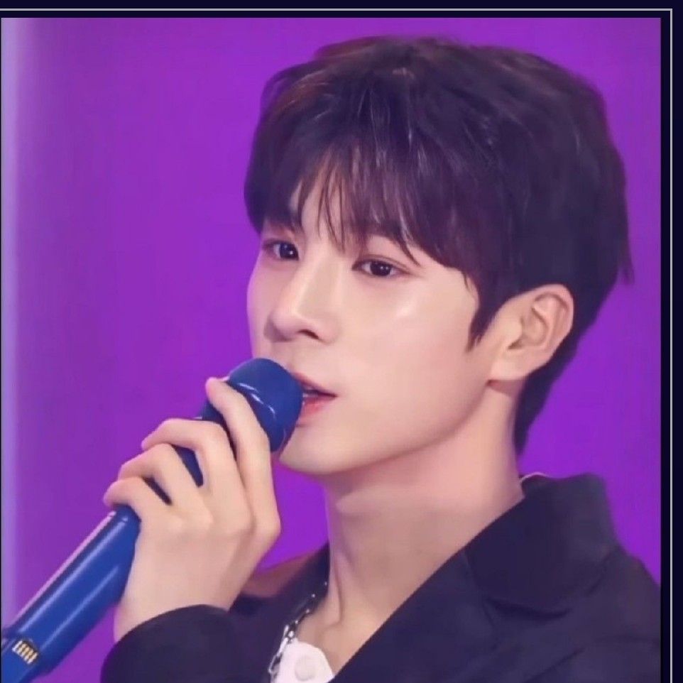 A moment captured by a fan of Jeong Dongwon