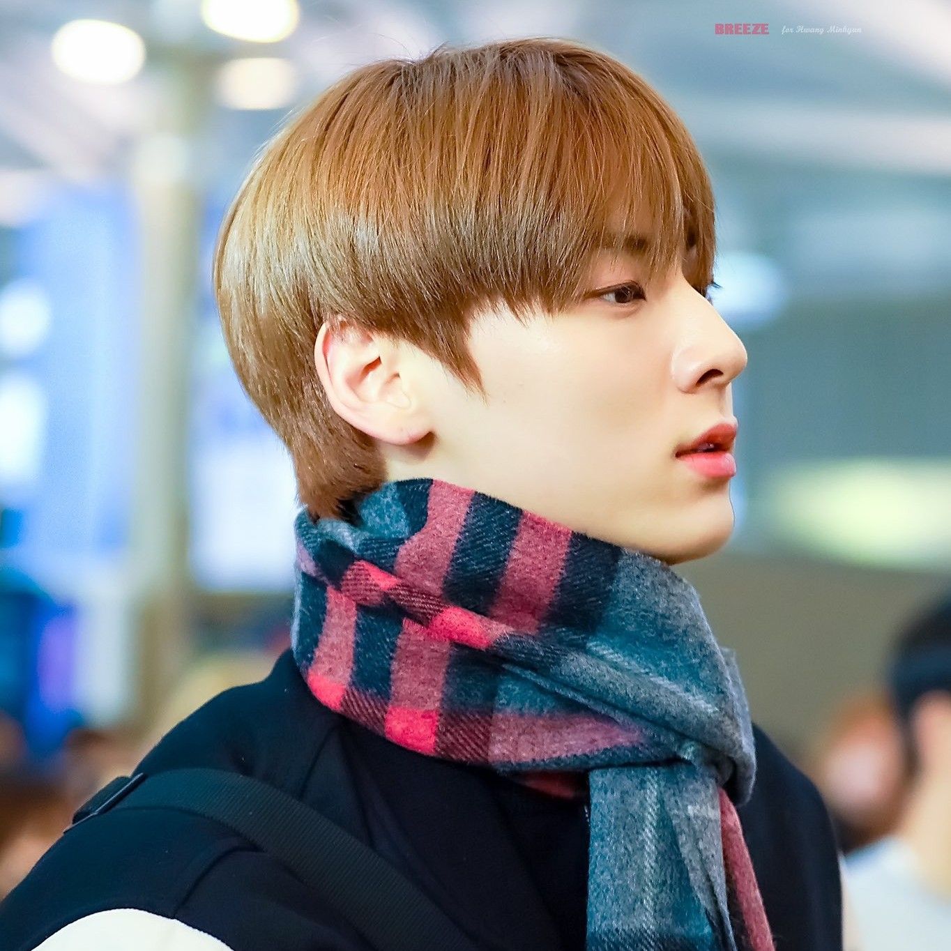 A moment captured by a fan of Hwang Minhyun