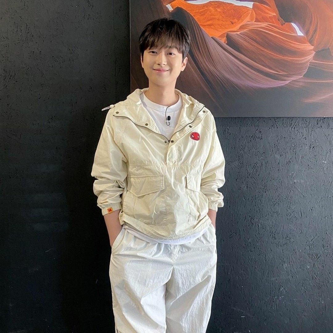 Behind-the-scenes cut of Lee Chanwon