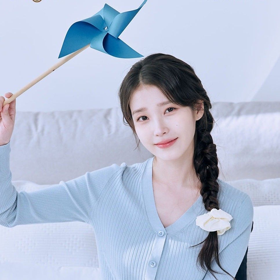 Behind-the-scenes cut of IU