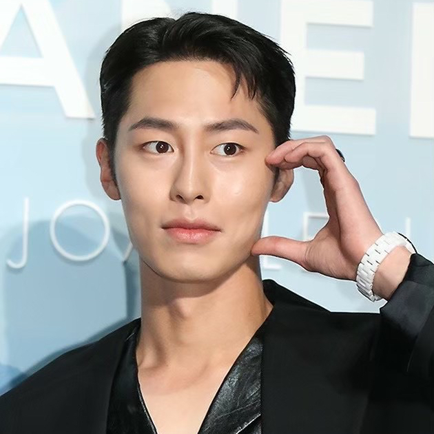 Recent activity shot of Lee Jaewook