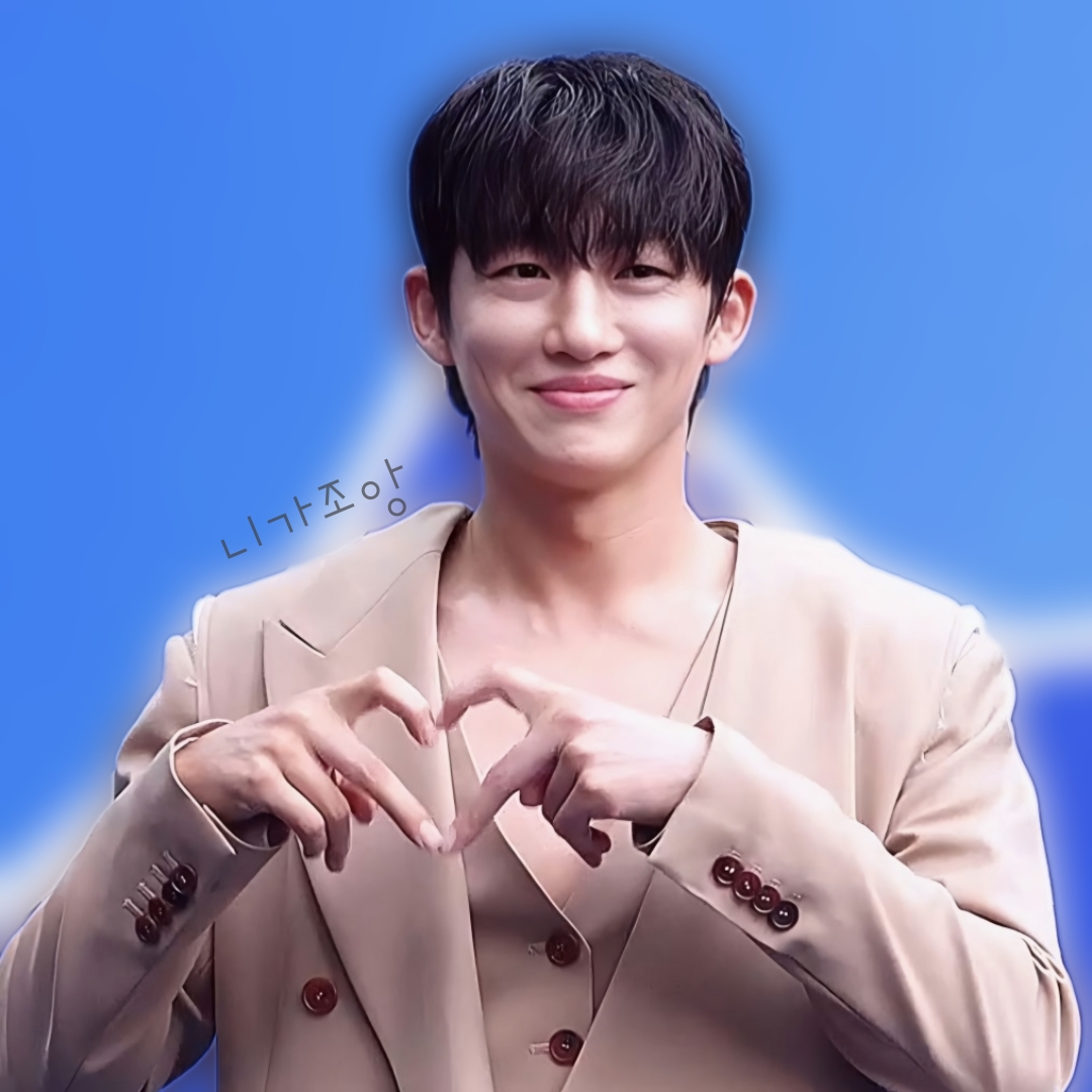 A moment captured by a fan of Shin Seungtae