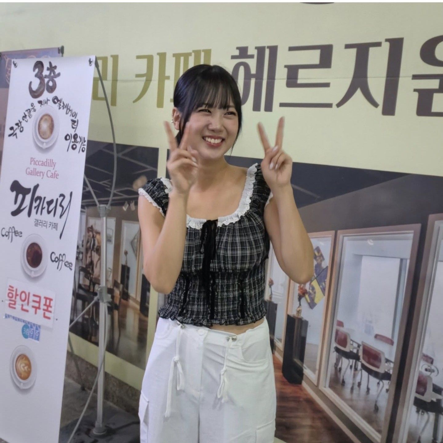 Behind-the-scenes cut of Kang Hyeyeon
