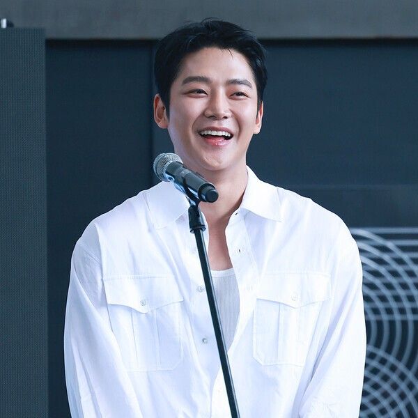 Behind-the-scenes cut of Rowoon