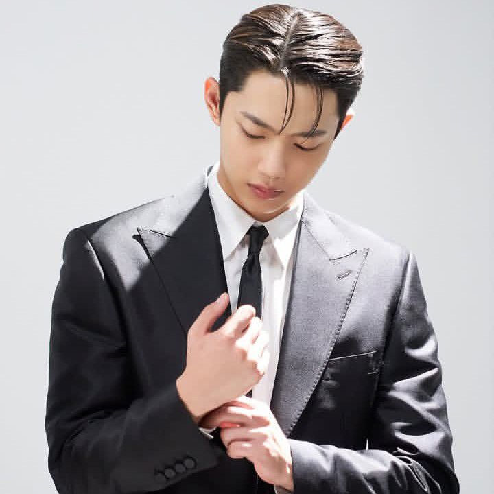 Behind-the-scenes cut of Cho Junyoung