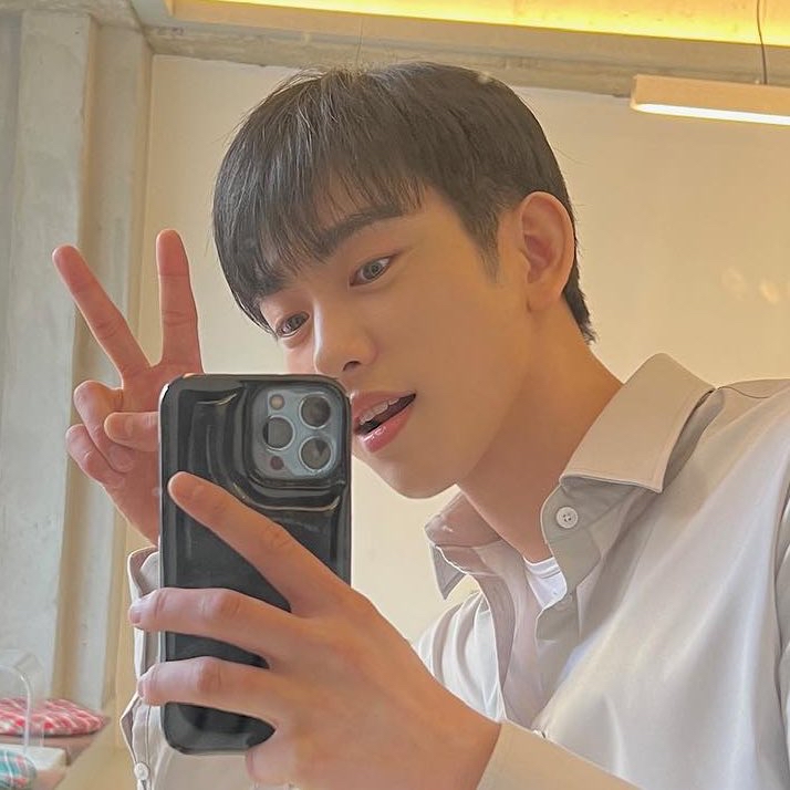 Behind-the-scenes cut of Park Jinyoung