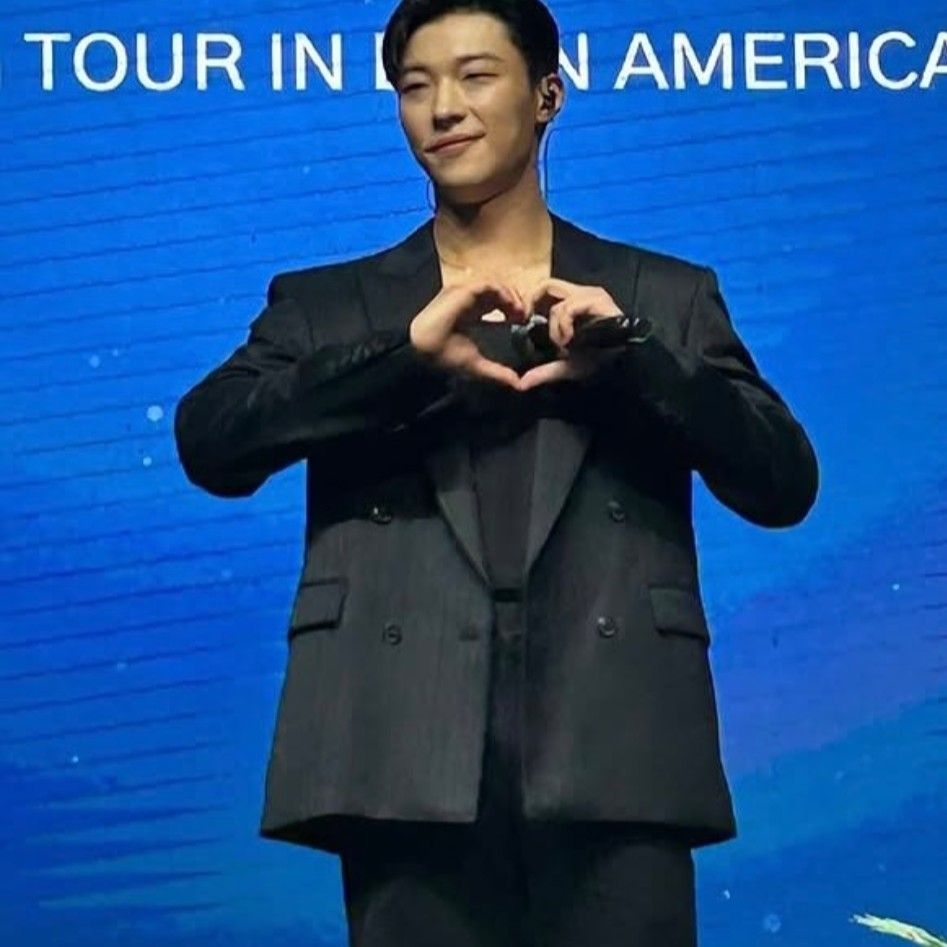 A moment captured by a fan of Woo Dohwan