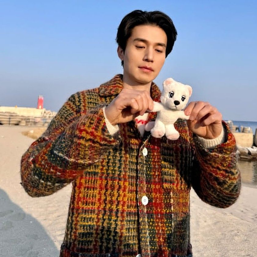 A moment captured by a fan of Lee Dongwook