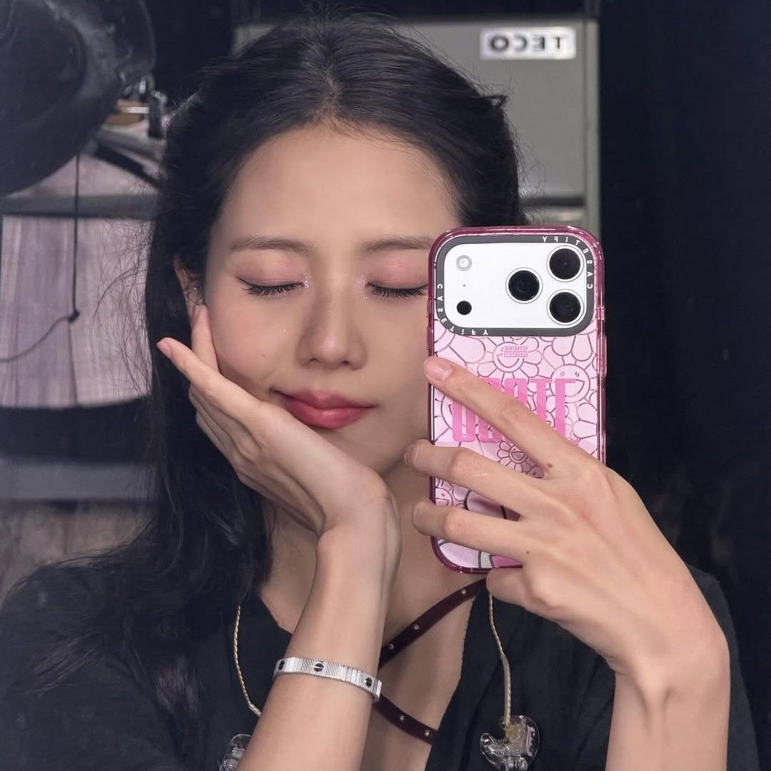 Behind-the-scenes cut of Jisoo (1995)