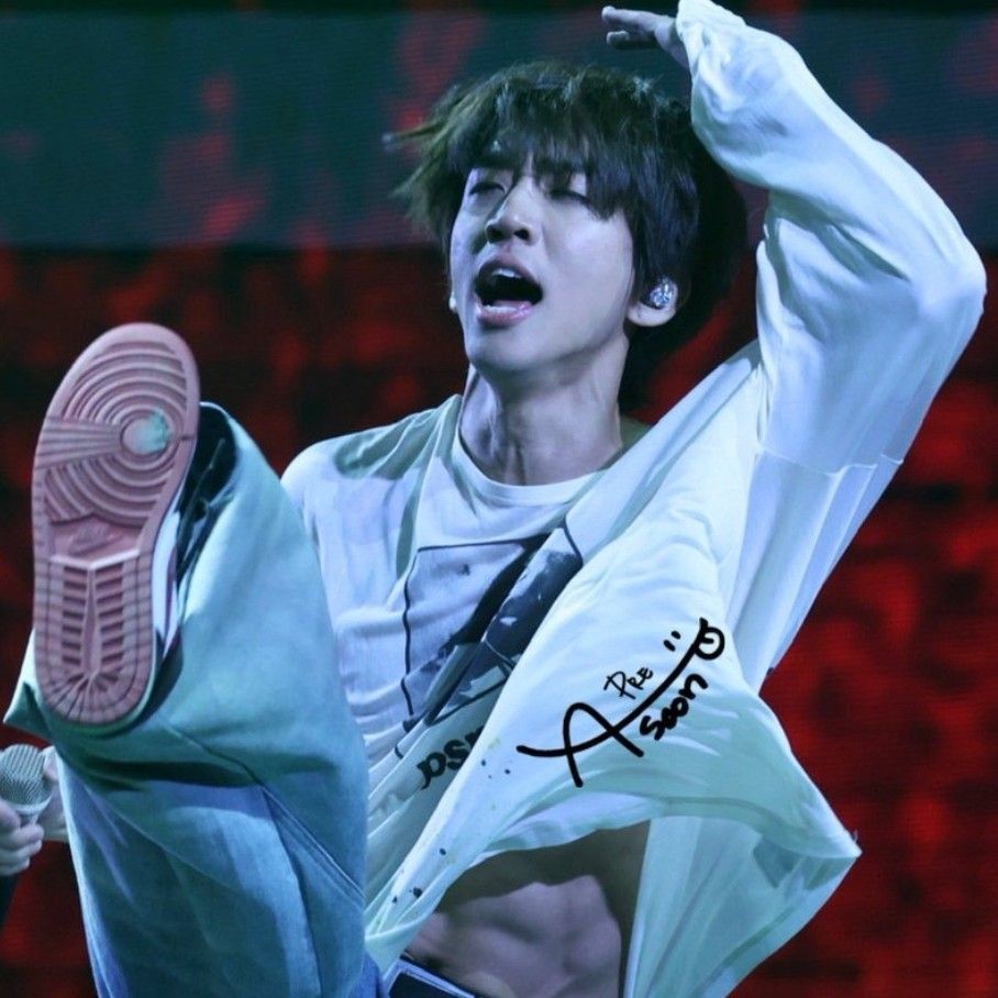 A moment captured by a fan of Lee Seungyoon