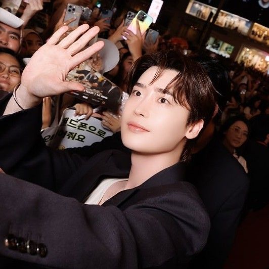A moment captured by a fan of Lee Jongsuk
