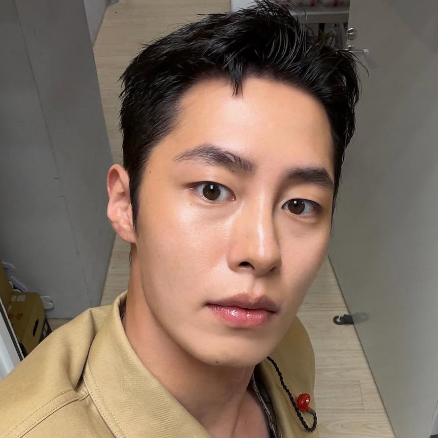 Behind-the-scenes cut of Lee Jaewook