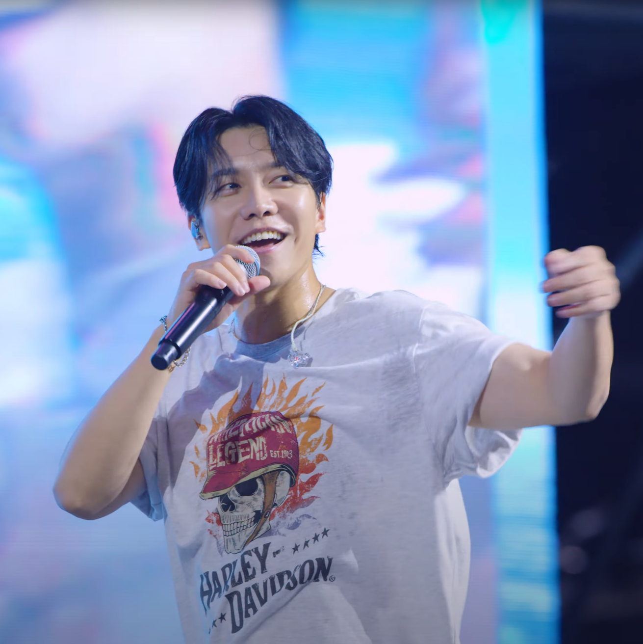 Behind-the-scenes cut of Lee Seunggi