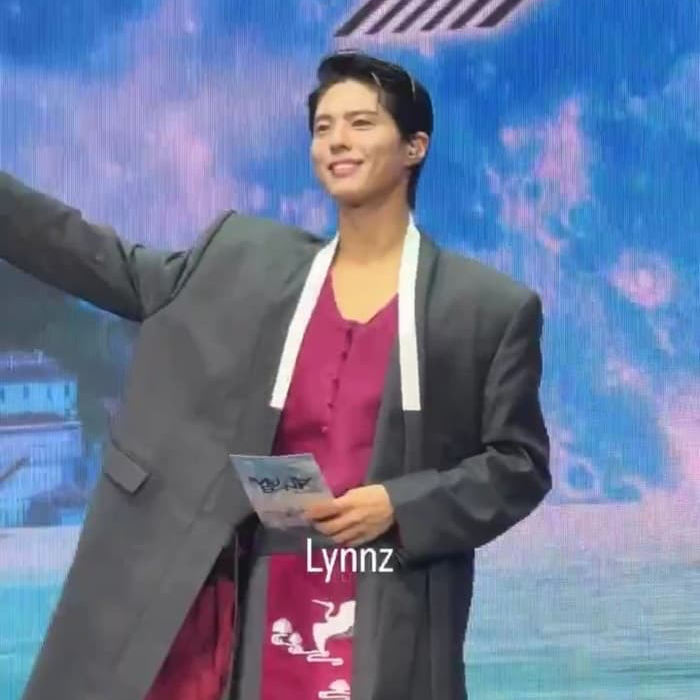 A moment captured by a fan of Park Bogum