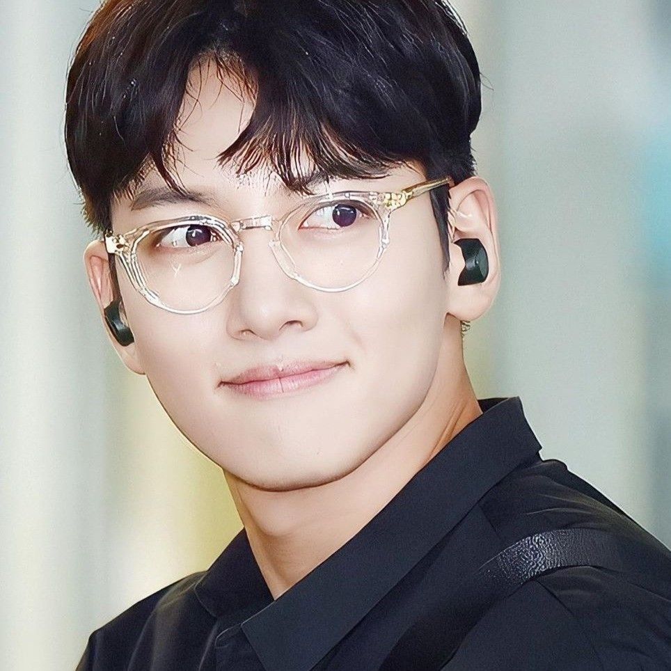 Behind-the-scenes cut of Ji Changwook