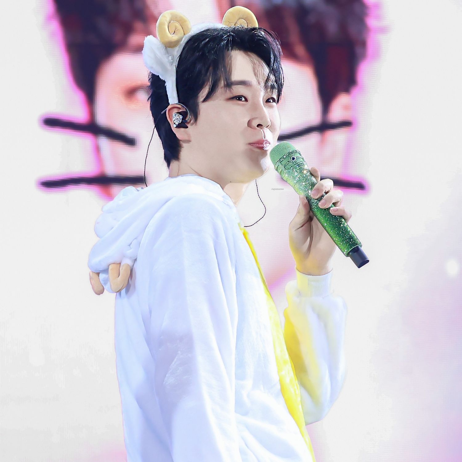 A moment captured by a fan of Song Minjun