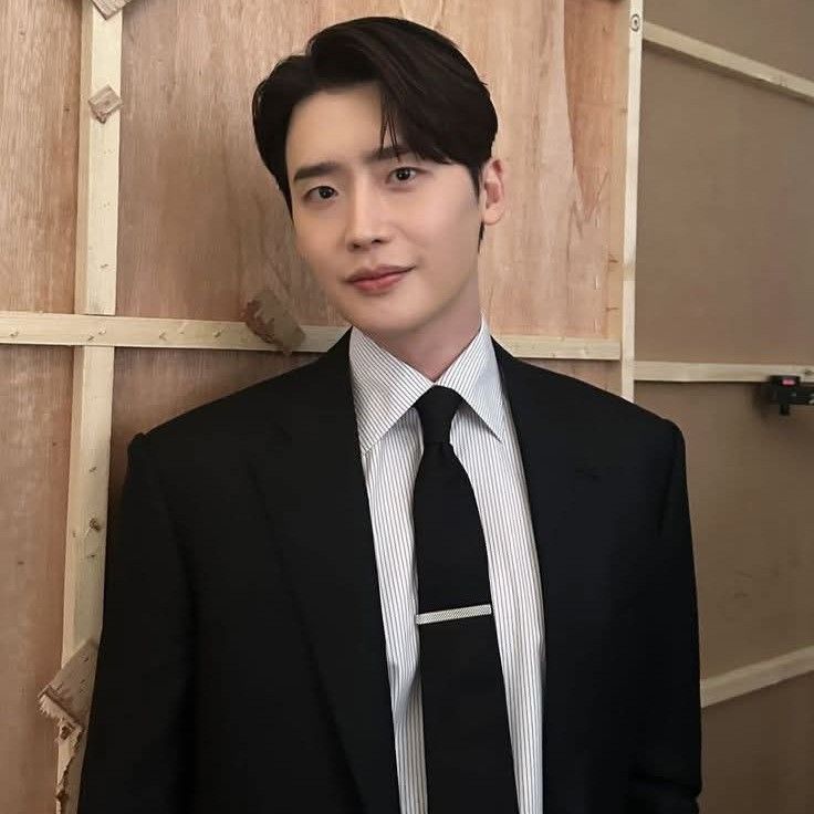 Recent activity shot of Lee Jongsuk