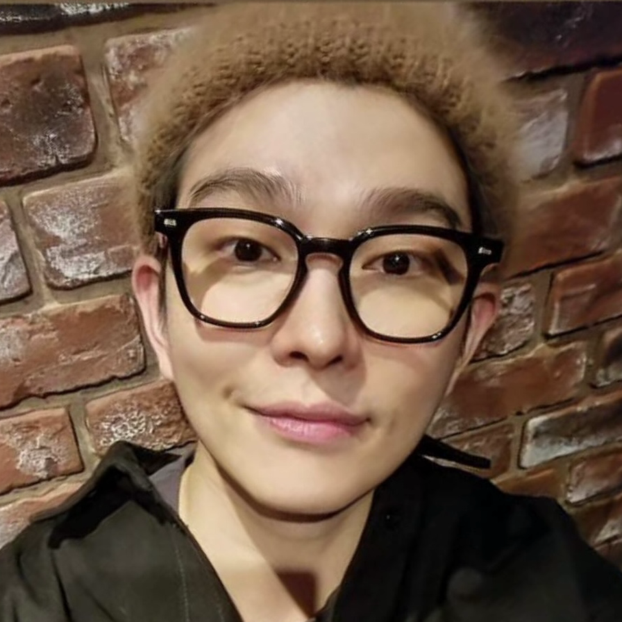 A moment captured by a fan of Yoon Kyunsang