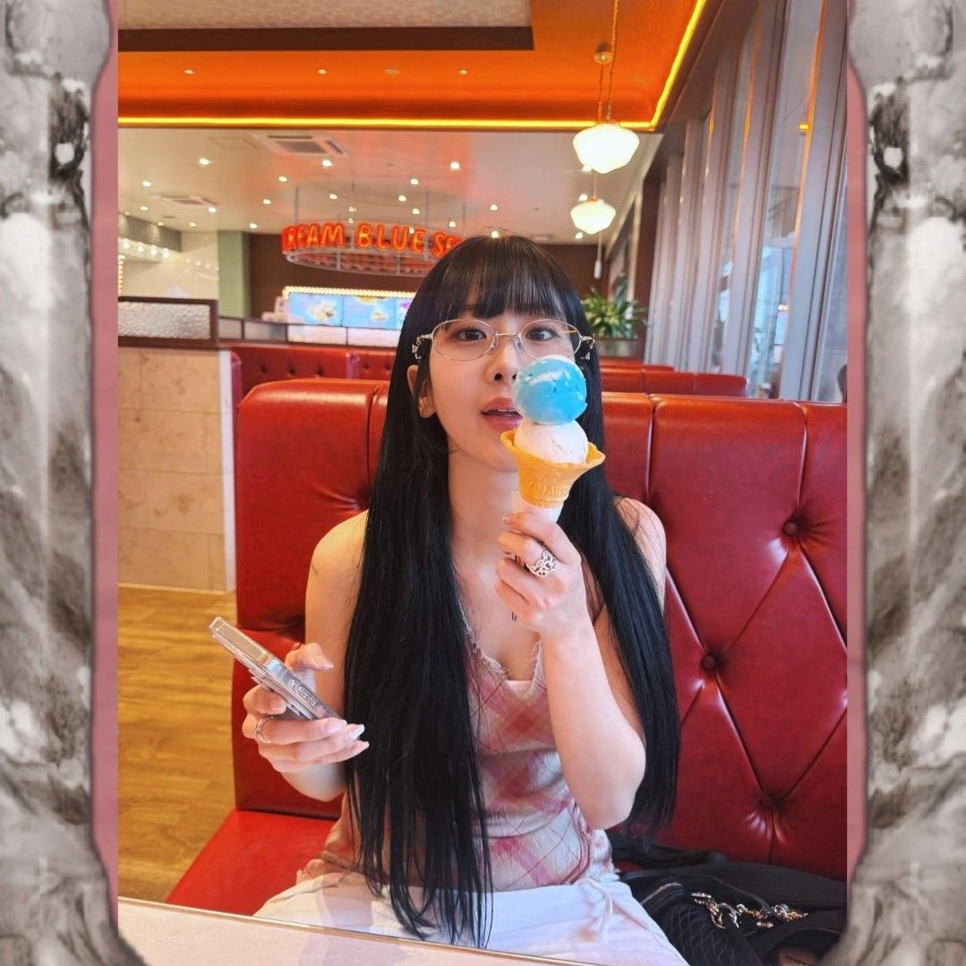 A moment captured by a fan of Kang Hyeyeon