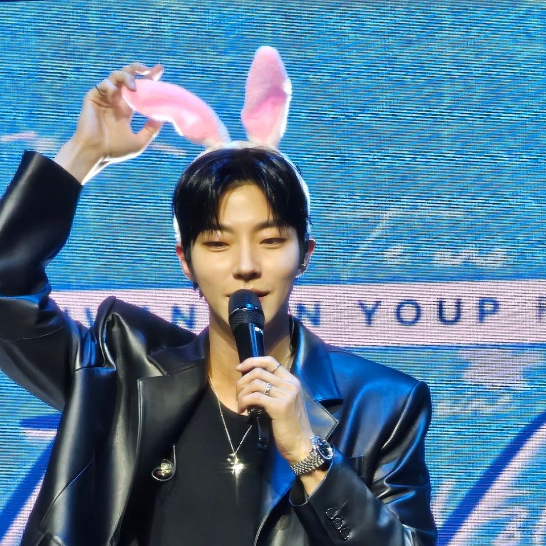 A moment captured by a fan of Hwang Inyoup