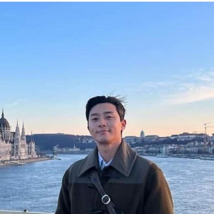 A moment captured by a fan of Park Seojoon