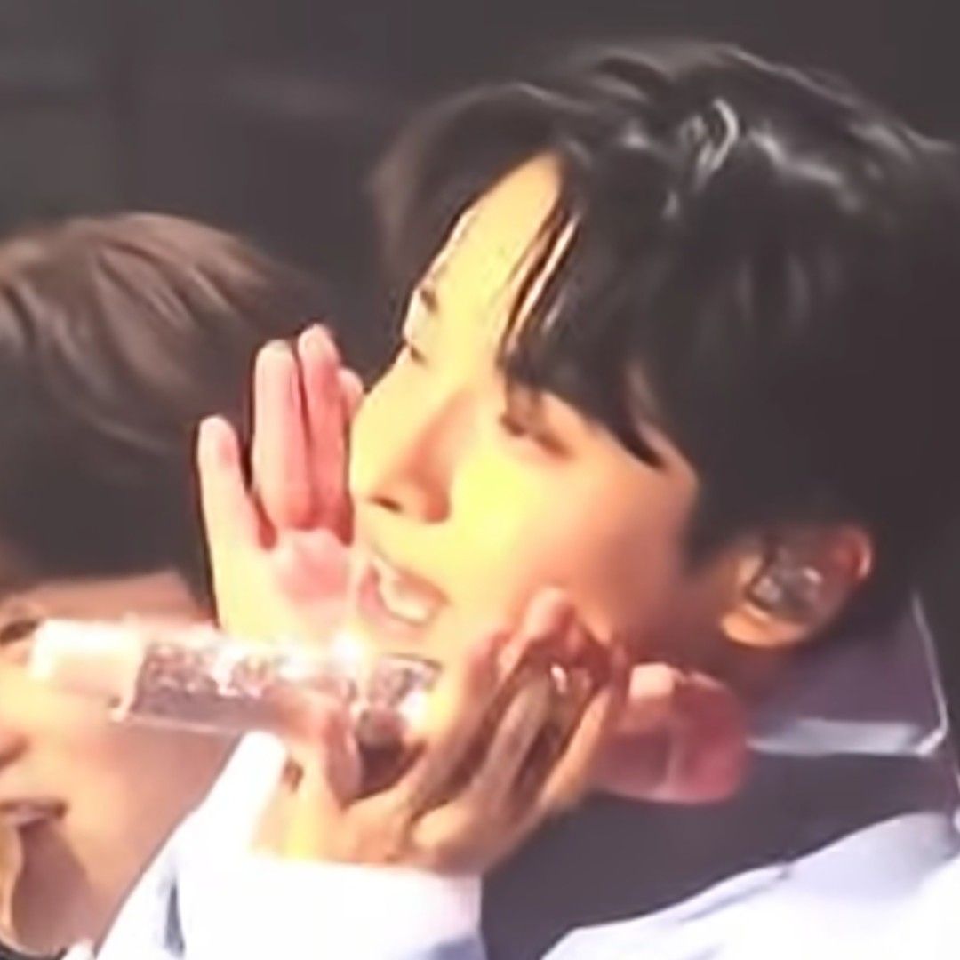 A moment captured by a fan of Seong Ri