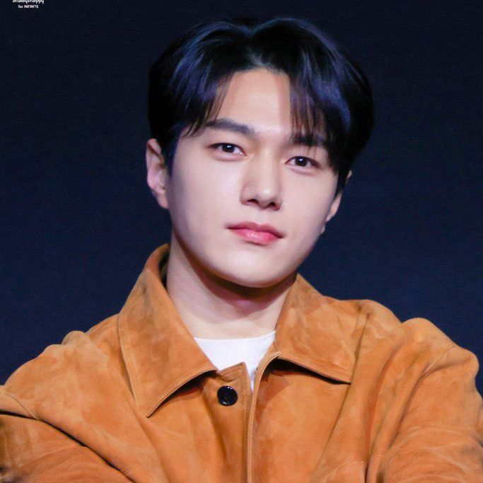 Behind-the-scenes cut of Kim Myungsoo (L)