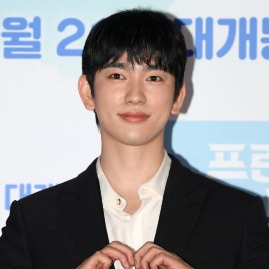 A moment captured by a fan of Park Jinyoung